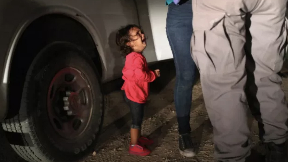 #Videos En jaulas albergan a niños y adultos migrantes detenidos en Texas - nina-honderna-llorando-moore