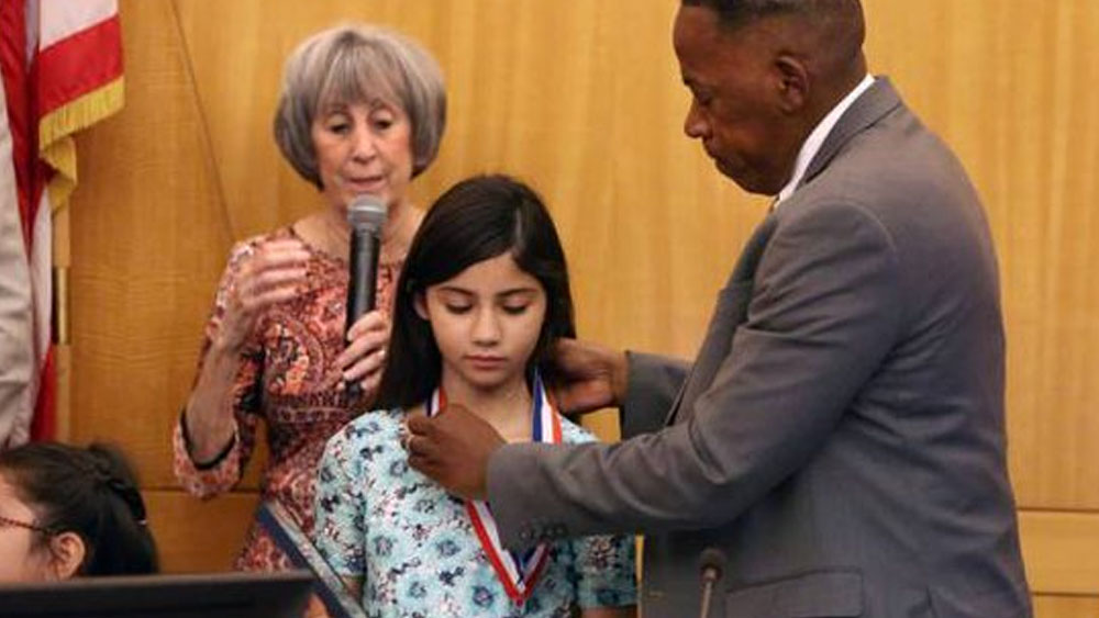 Dan medalla a niña de 10 años que protegió a su hermano durante tiroteo