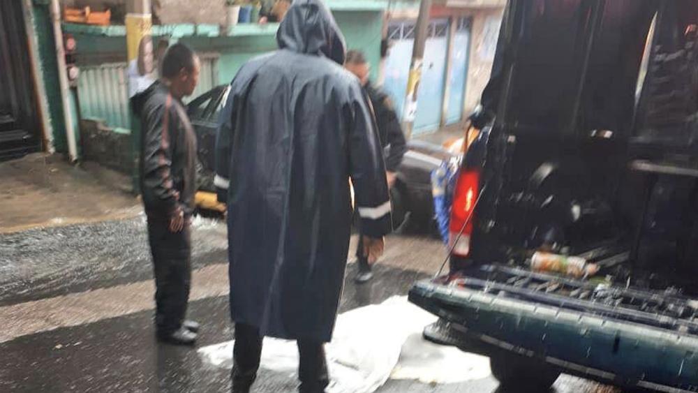 Niño muere tras ser arrastrado por lluvias y caer en rendija en Iztapalapa