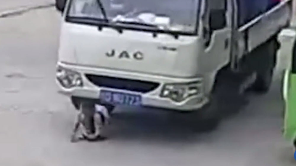 #Video Niño de seis años sobrevive tras ser atropellado en China