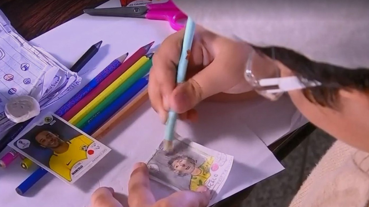 Niño dibuja su propio álbum del Mundial