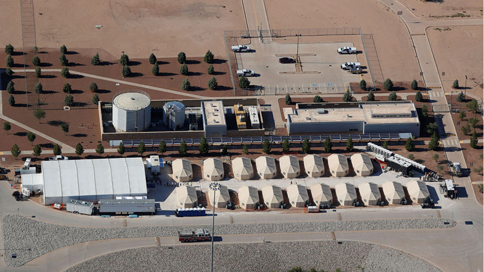 Cientos de niños migrantes son trasladados a tiendas de campaña: NYT