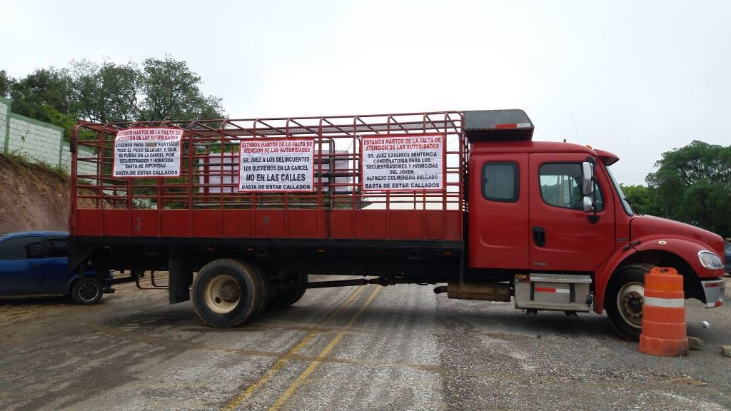 Pobladores bloquean carretera de Oaxaca por liberación de secuestrador