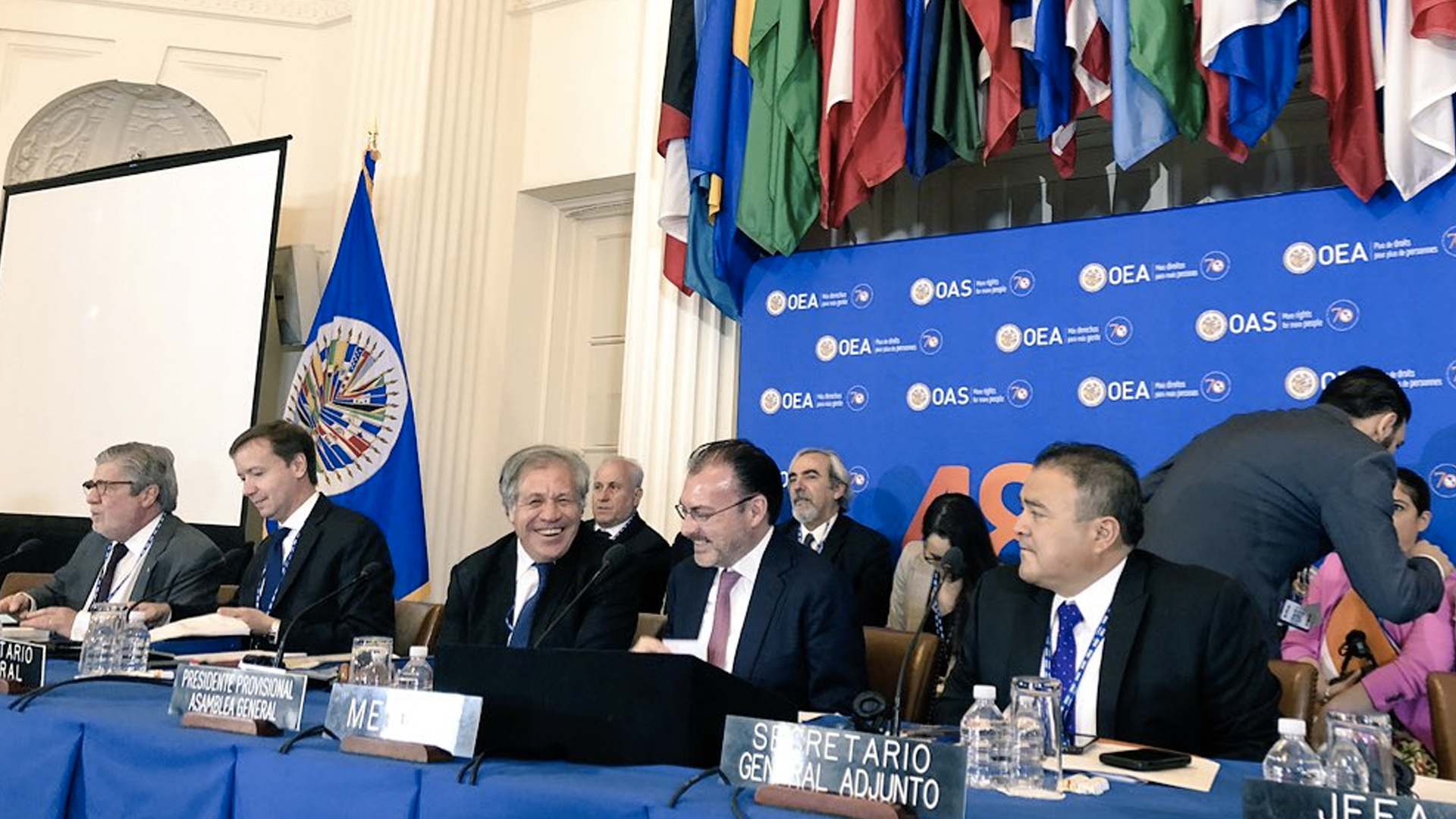 México reitera su rechazo al muro de Trump frente a todo el continente