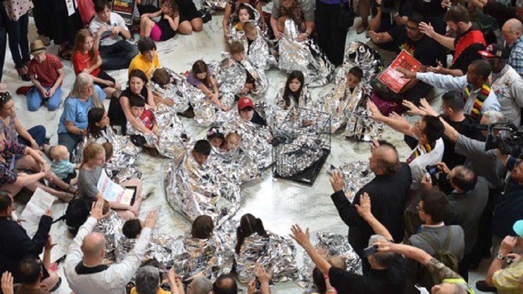 Juez de California ordena reunir a menores migrantes con sus padres Juez de California ordena reunir a menores migrantes con sus padres