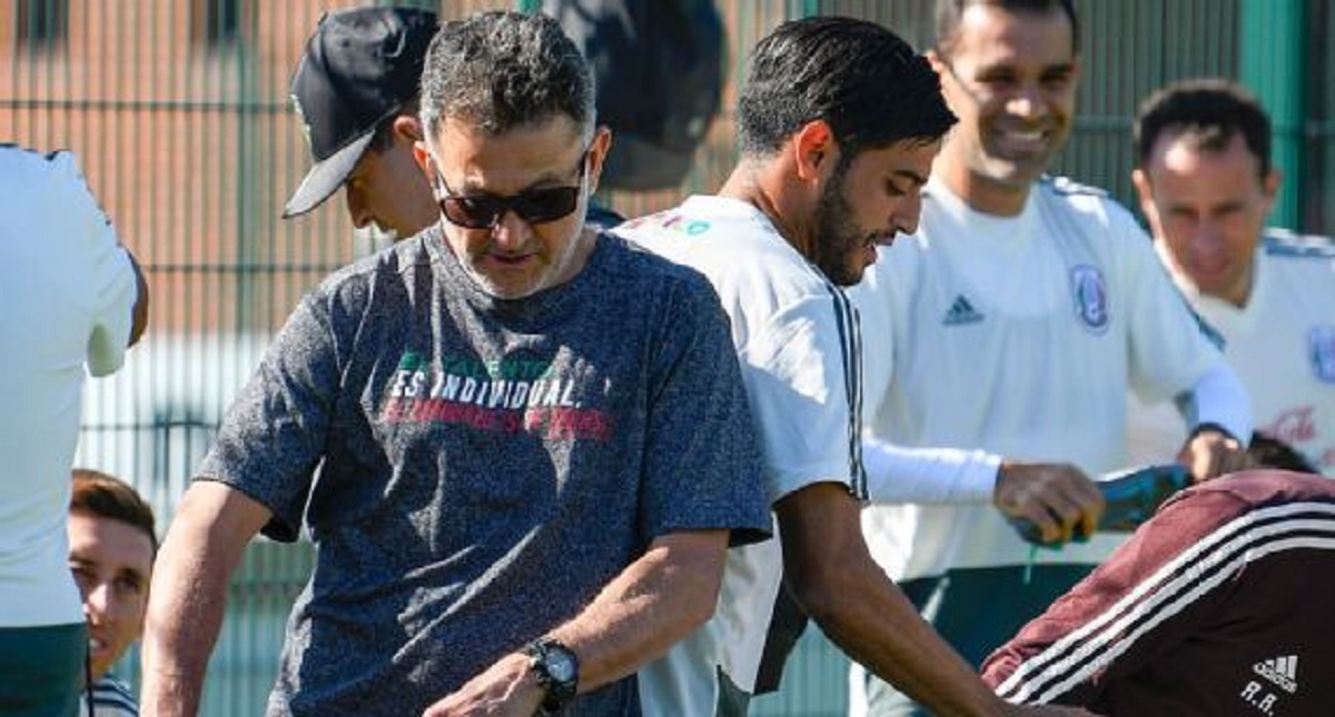 Osorio da ánimos al Tri con mensaje en playera mal escrito - osorio-da-animos-al-tri-con-mensaje-en-playera-mal-escrito