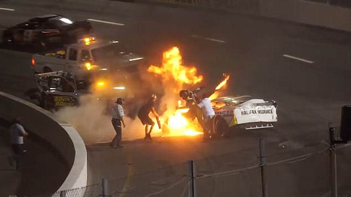 #Video Padre rescata a su hijo de auto de carreras incendiándose