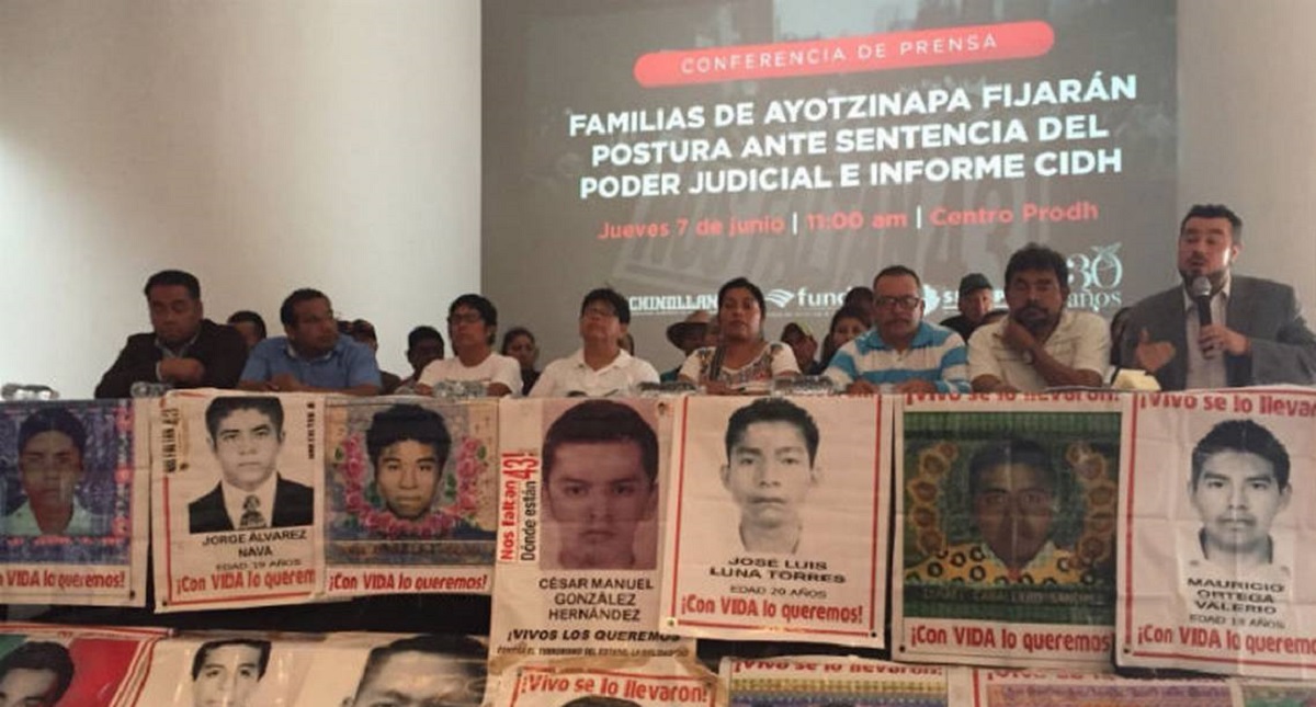 Padres de los 43 rechazan 500 mil pesos como “reparación del daño”