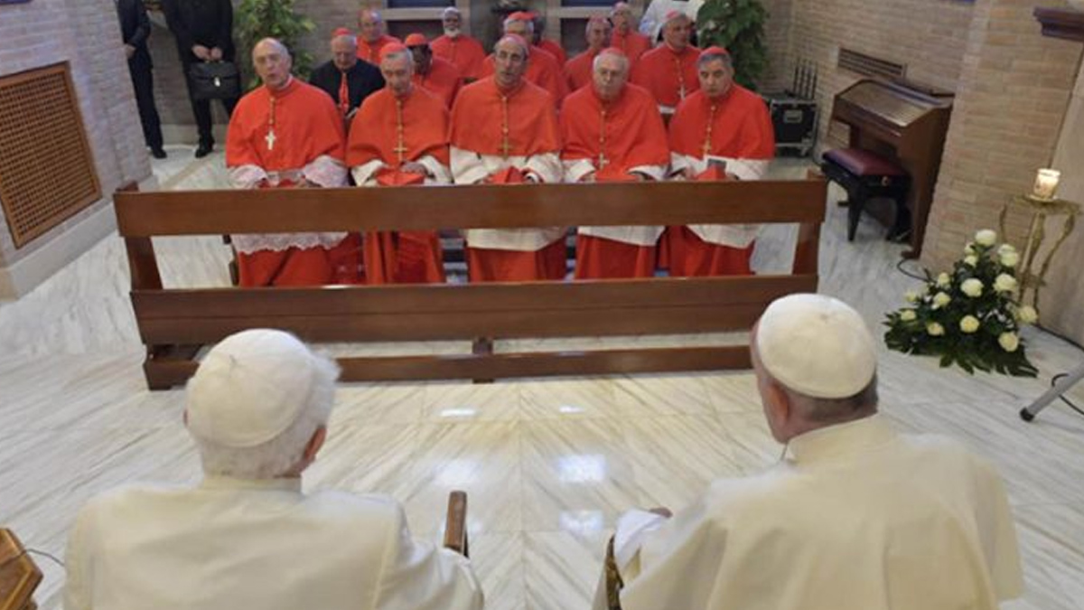El papa Francisco y nuevos cardenales visitan a Benedicto XVI