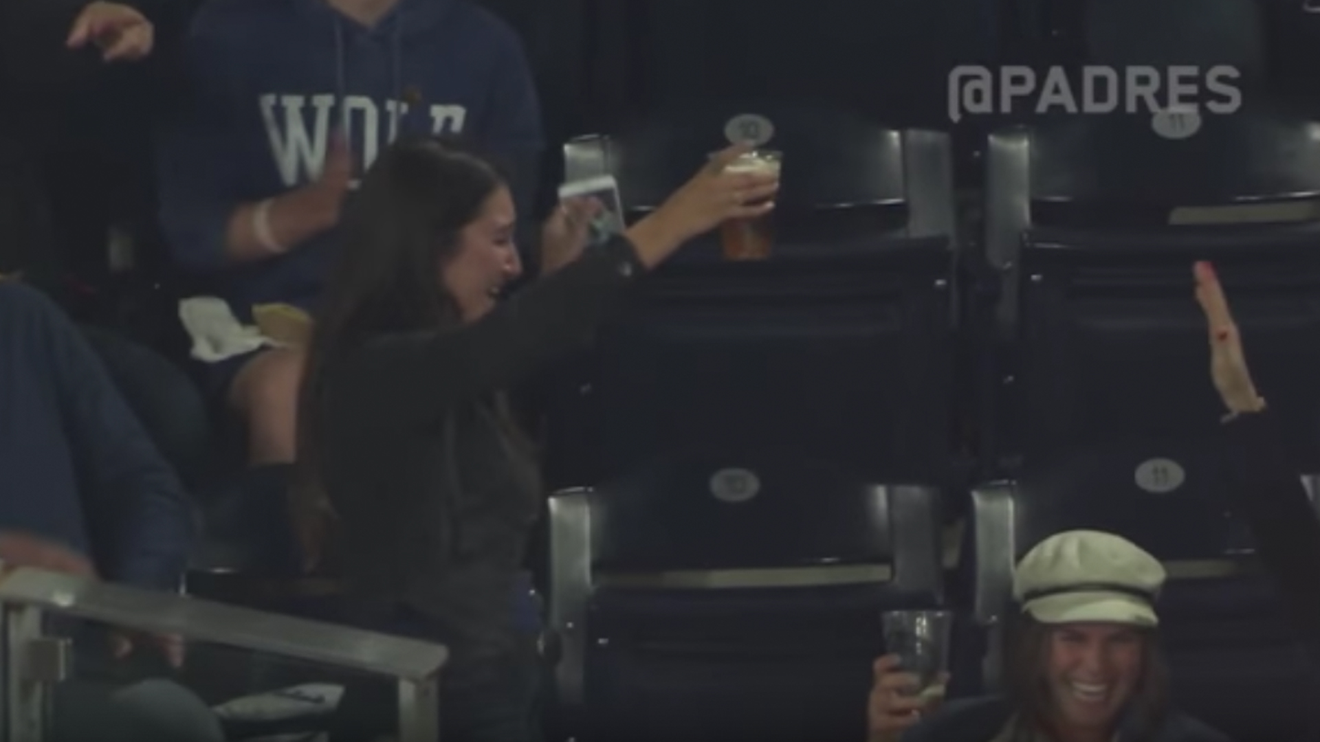 #Video Mujer cacha pelota con vaso de cerveza en partido de los Padres
