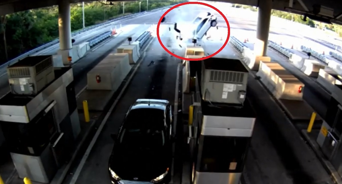 #Video Pasajero sale disparado tras choque contra caseta