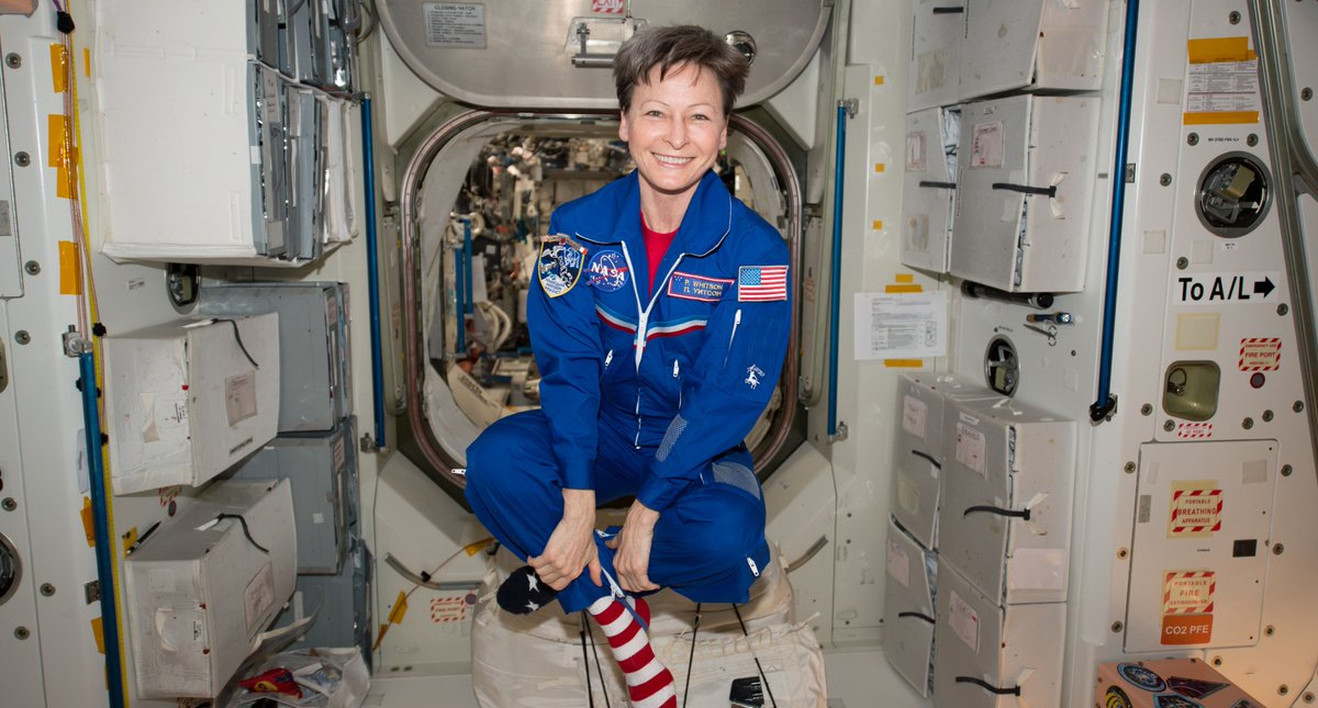 Se retira la astronauta de la NASA con más tiempo en el espacio