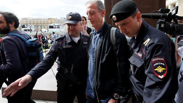 Detienen a activista gay tras protestas en Rusia - peter-tatchell