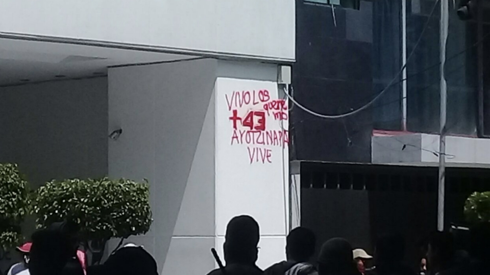 Simpatizantes de los 43 realizan pintas y lanzan huevos a PGR