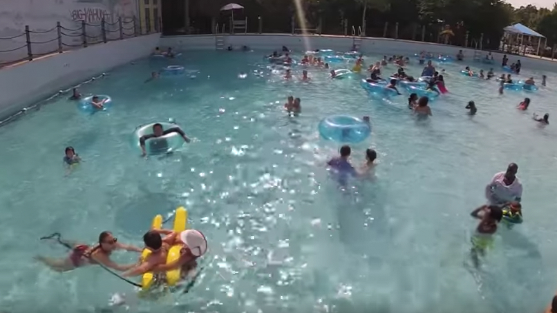 #Video Salvavidas rescata a niña en alberca abarrotada