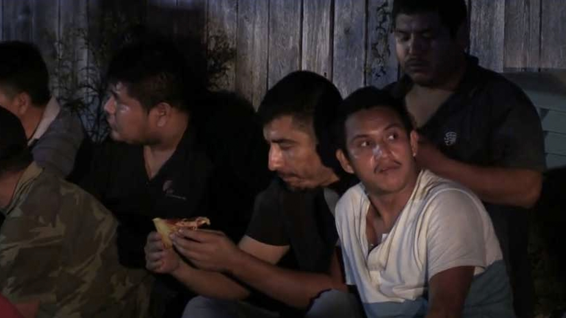 Hombre compra pizzas para migrantes detenidos por la Patrulla Fronteriza - pizzas-migrantes