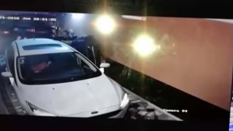 #Video Policía argentino mata a dos asaltantes en el garage de su casa