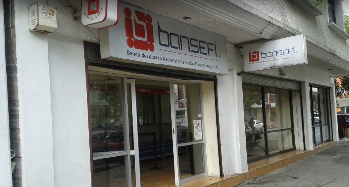 Policía recibe rozón de bala al frustrar asalto a banco en Edomex