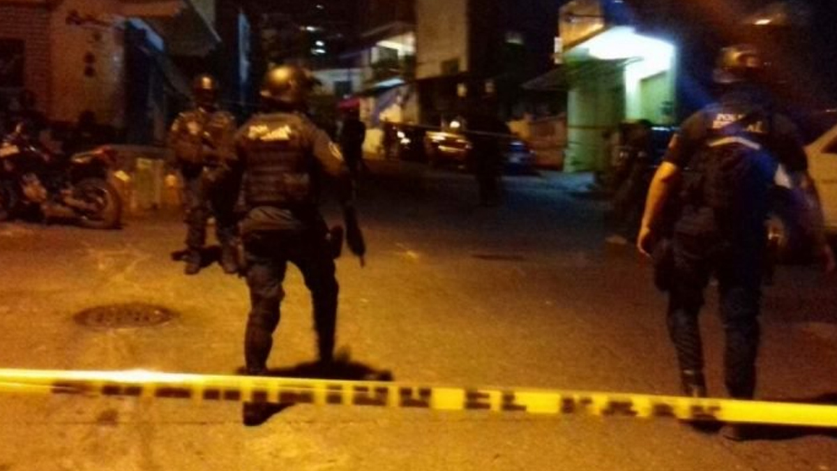 Policía abate a dos y libera a mujeres secuestradas en Acapulco