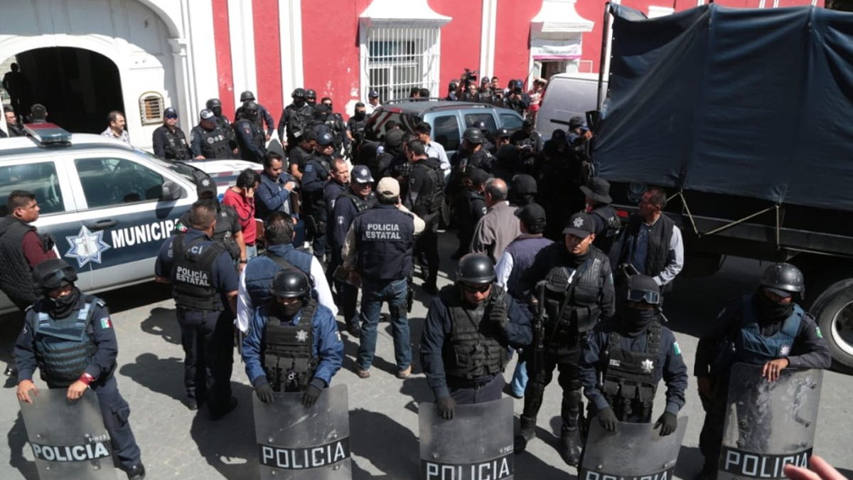 Liberan a policías detenidos en Puebla