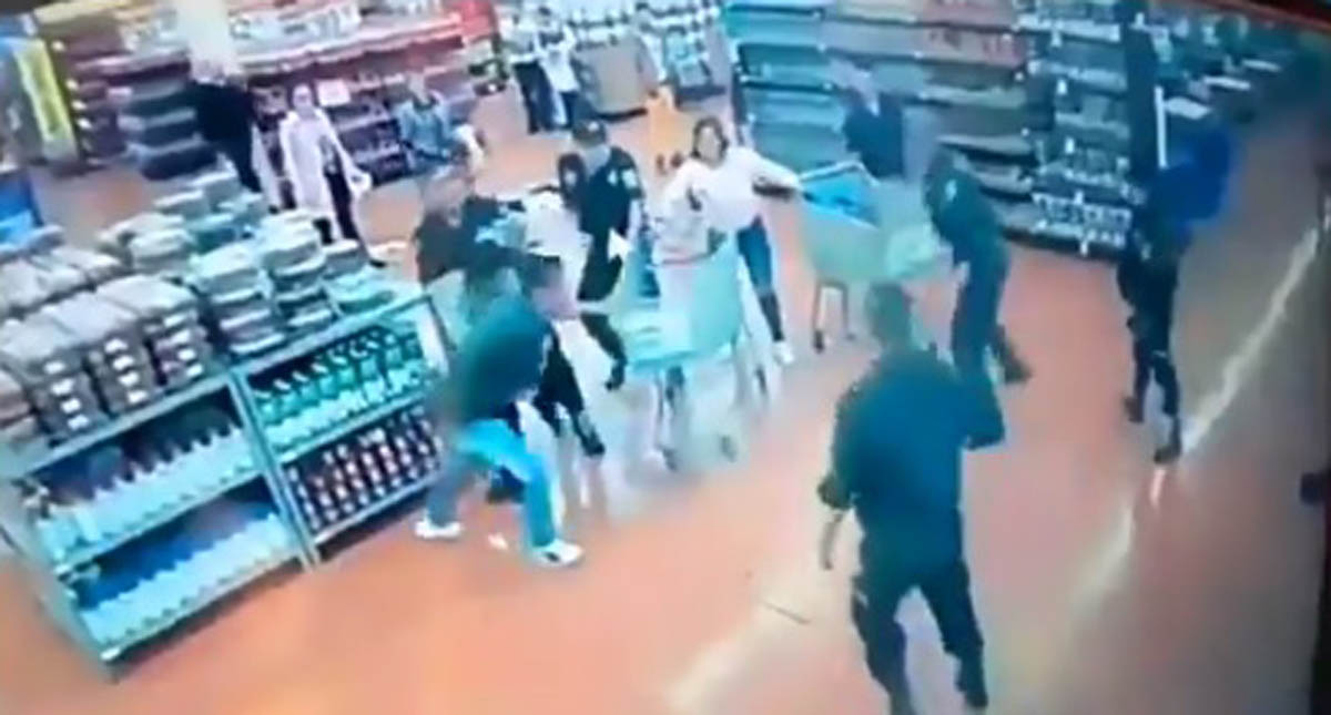 #Video Policías pelean contra farderas en Walmart Perisur