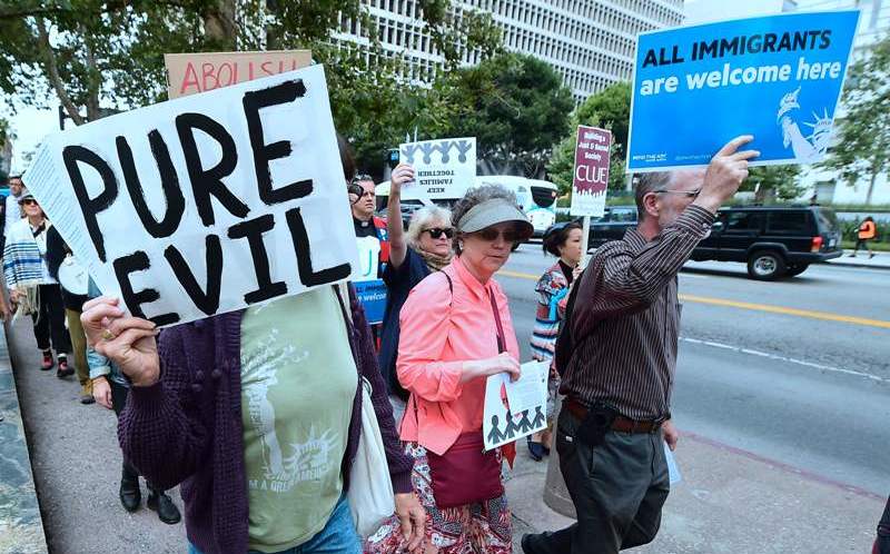 Madres indocumentadas demandan a Trump - polito