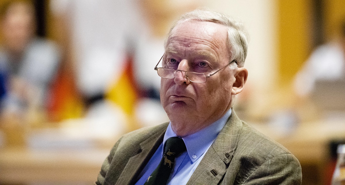 Roban ropa a político mientras nadaba en lago “por nazi”