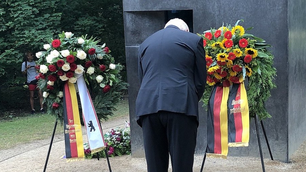 Líder alemán se disculpa con comunidad LGBT por décadas de injusticia