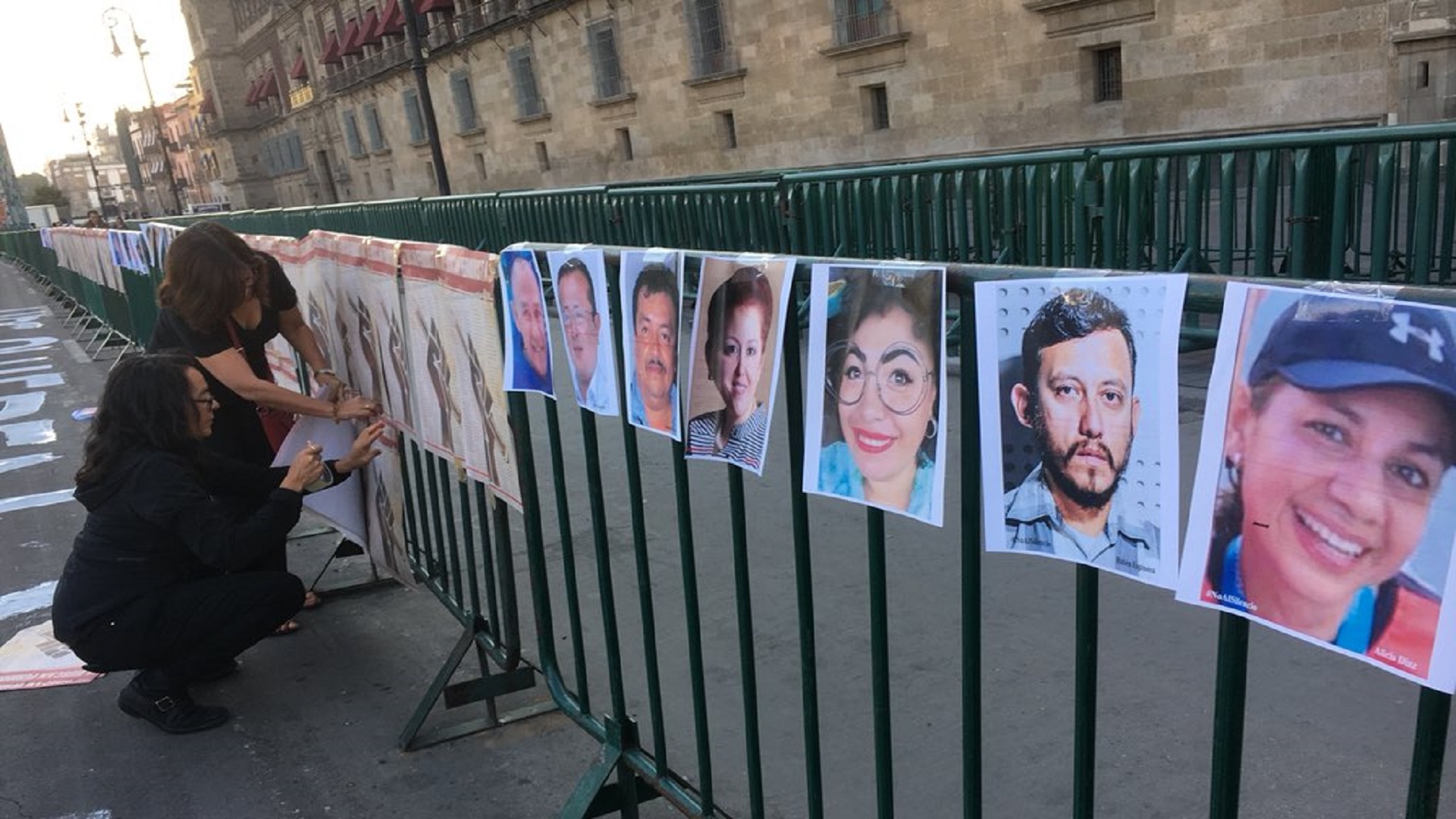 Colectivo protesta contra asesinatos de periodistas en el Zócalo - protestan-periodistas-contra-asesinatos-en-el-zocalo