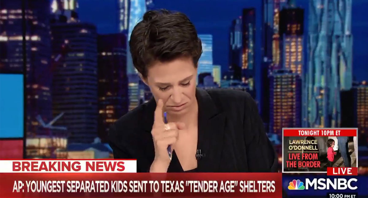 #Video Periodista llora al aire al comunicar sobre bebés migrantes