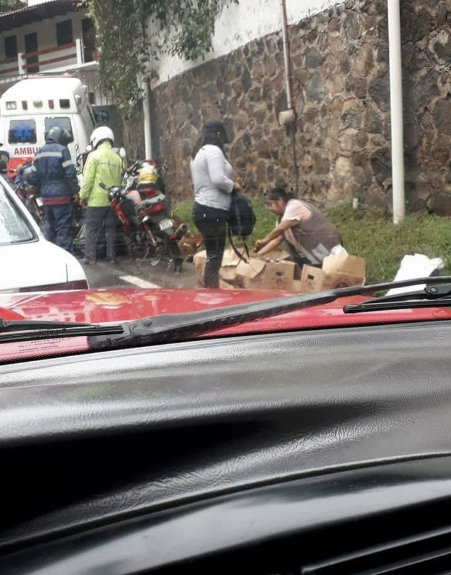 #Video Volcadura de tráiler con cerveza desata rapiña en Valle de Bravo - rapina-valle-de-bravo-2