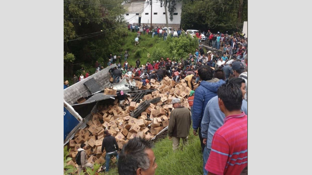 #Video Volcadura de tráiler con cerveza desata rapiña en Valle de Bravo