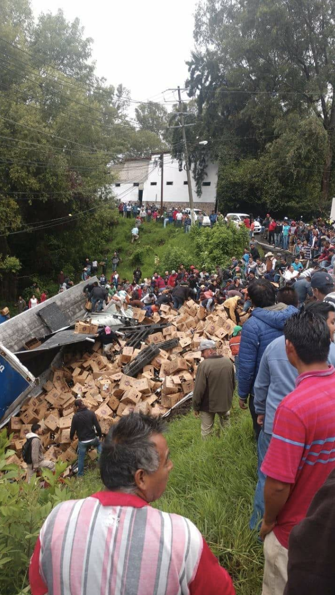 #Video Volcadura de tráiler con cerveza desata rapiña en Valle de Bravo - rapina-valle-de-bravo