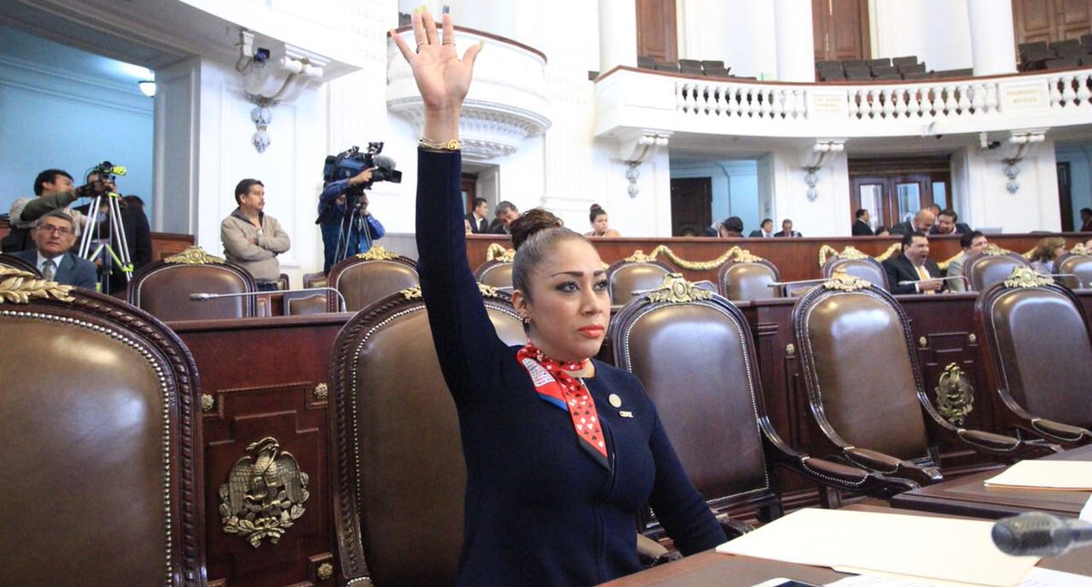 Roban camioneta de diputada del PRD en Iztapalapa