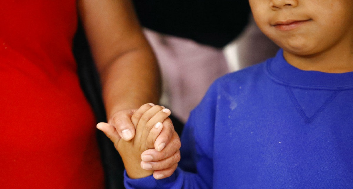 Regresan a niño migrante con su madre después de un mes - regresan-a-nino-migrante-con-su-madre-despues-de-un-mes-en-eu