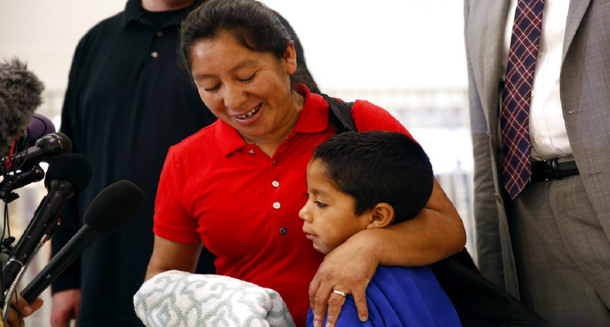 Regresan a niño migrante con su madre después de un mes