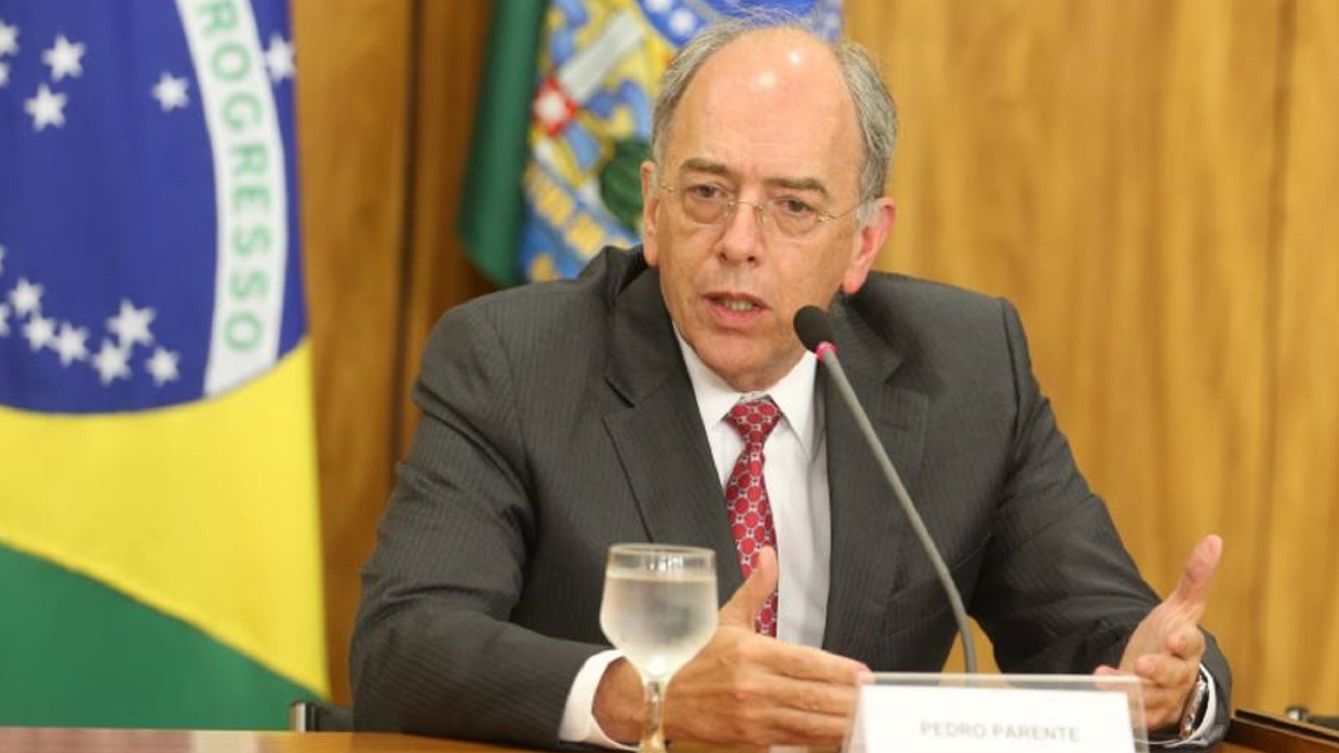 Renuncia presidente de Petrobras tras fin de huelga de camioneros