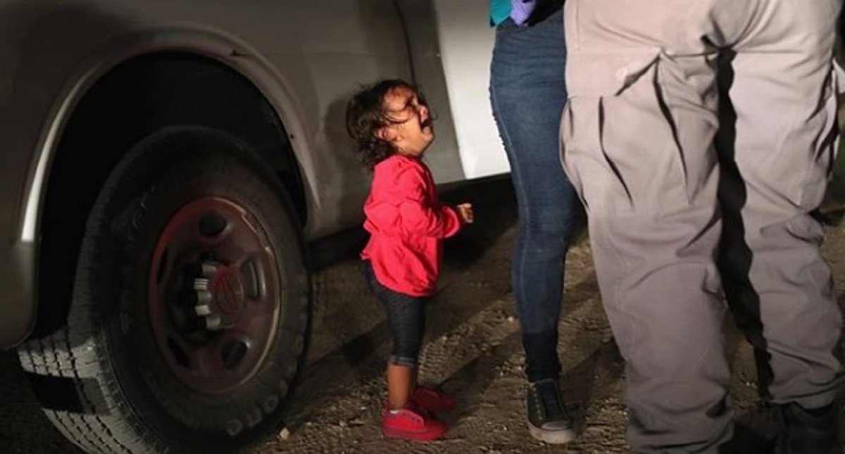 Acusa Casa Blanca a demócratas y medios de explotar imagen de niña migrante