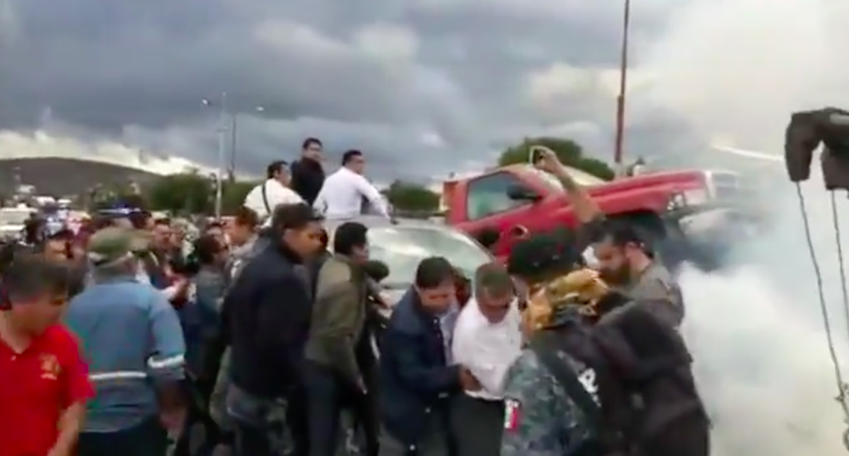 #Video Trabajadores universitarios enfrentan a policías en Hidalgo