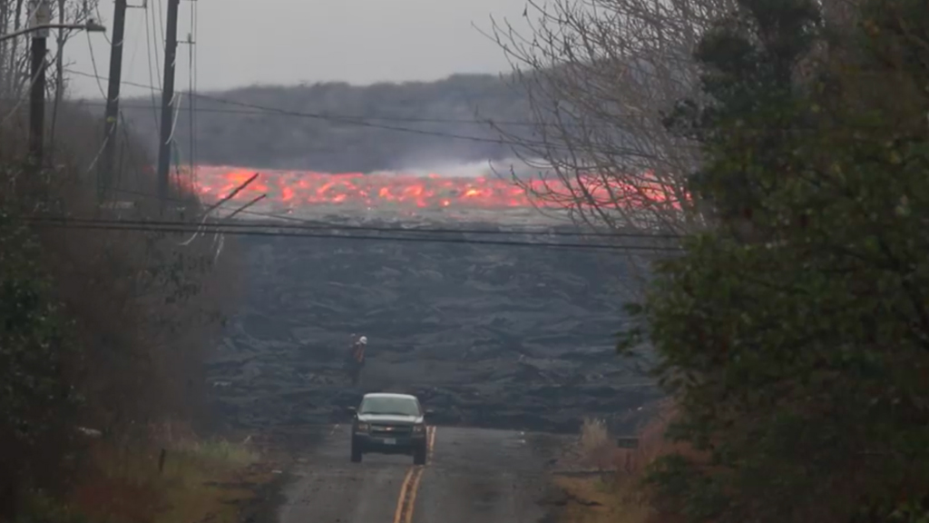 #Video Fisura del Kilauea expulsa chorro de lava a presión