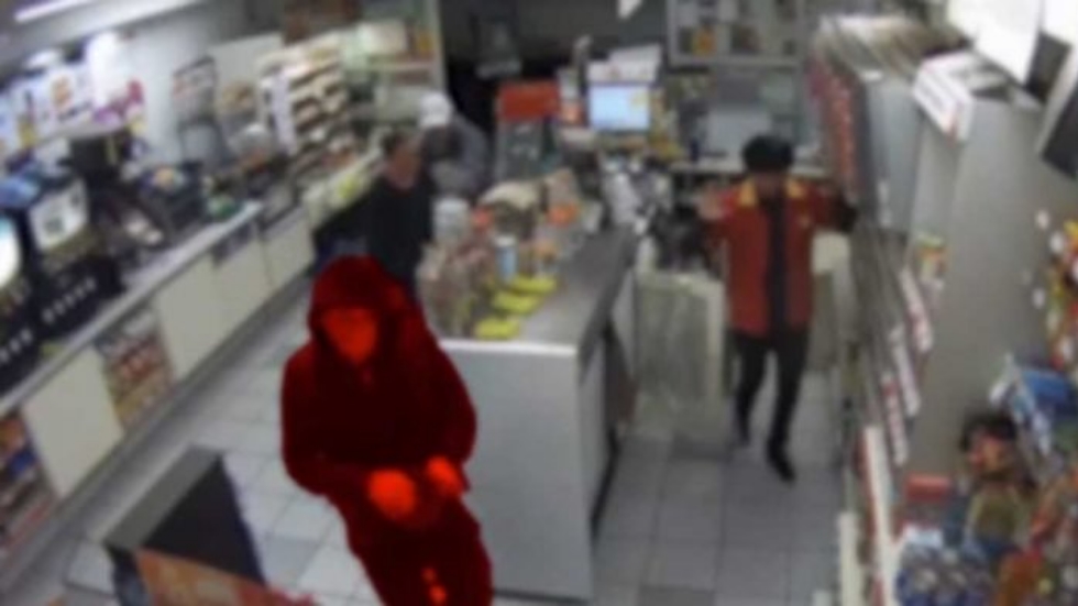 Sujeto roba tienda y usa uniforme para escapar, lo detienen