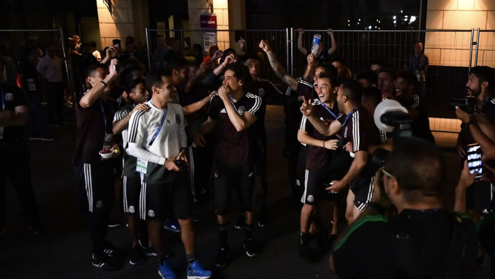 Recibe Tricolor serenata en Rostov; piden que los dejen descansar