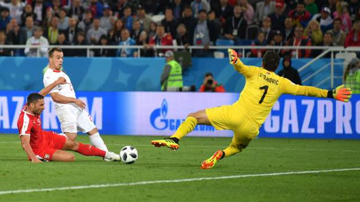 Suiza vence a Serbia con gol de Shaqiri