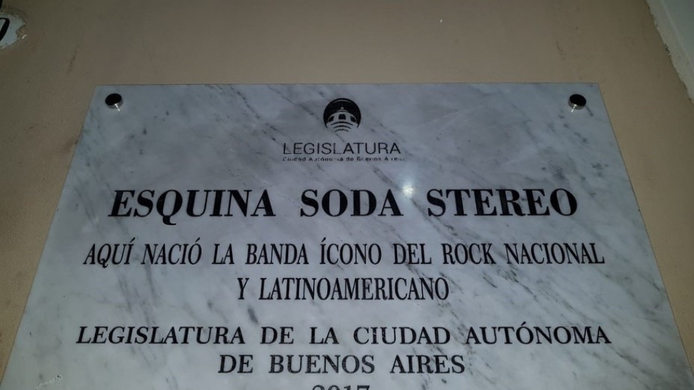 Escriben mal el nombre de Soda Stereo en homenaje - soda-stereo-homenaje-esquina-2