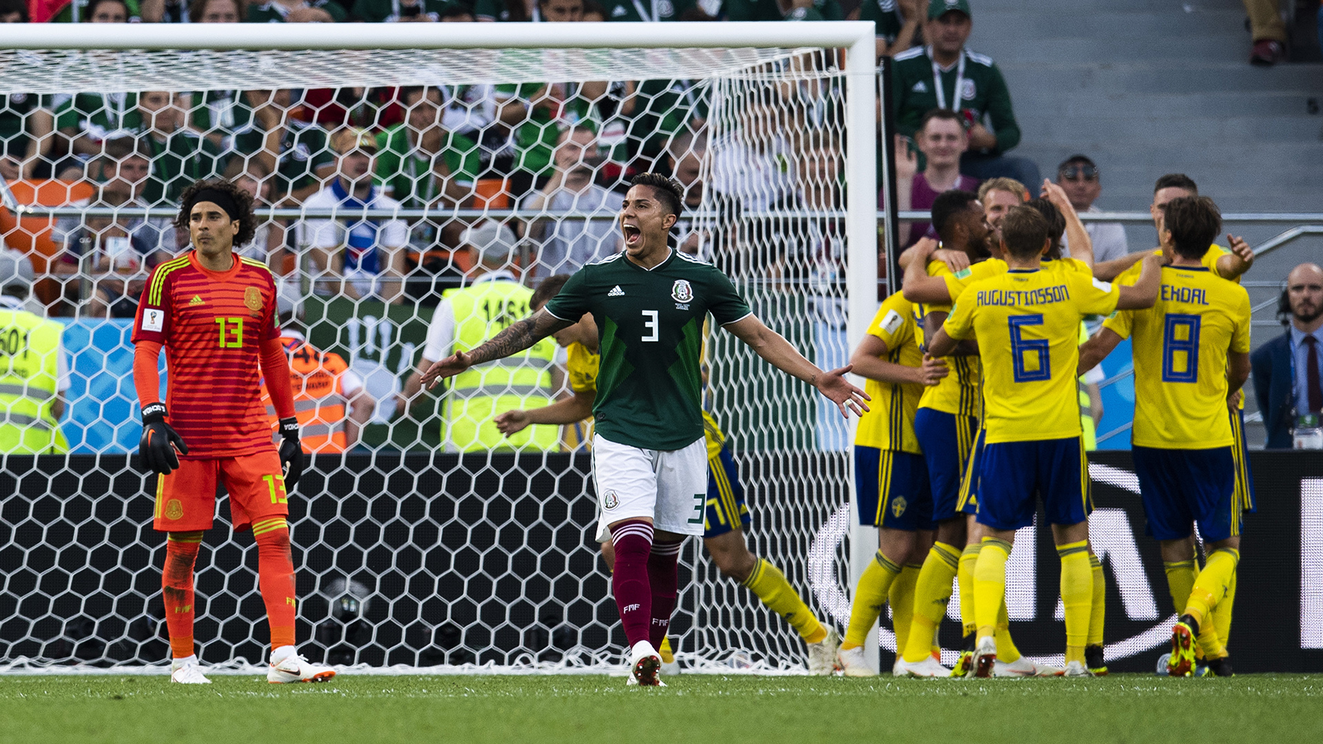 Maradona celebra pase de selección mexicana a octavos de final - suecia-clasifica-primero