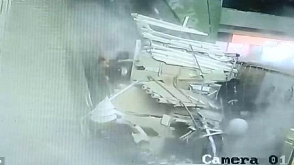 #Video Techo cae sobre turistas en China