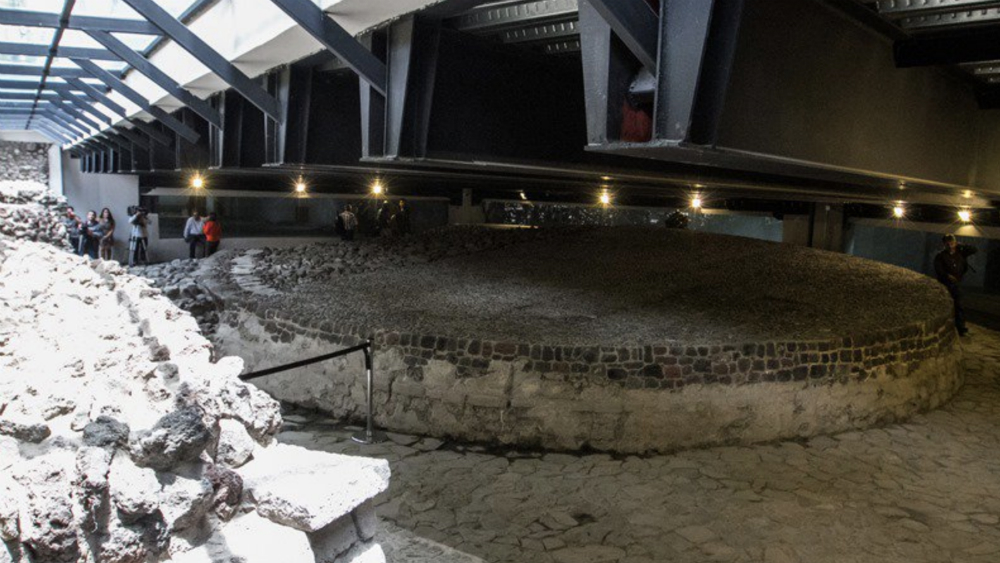 Ventana revela templo oculto prehispánico bajo estacionamiento en la CDMX - templo-ehecatl-tlatelolco-2
