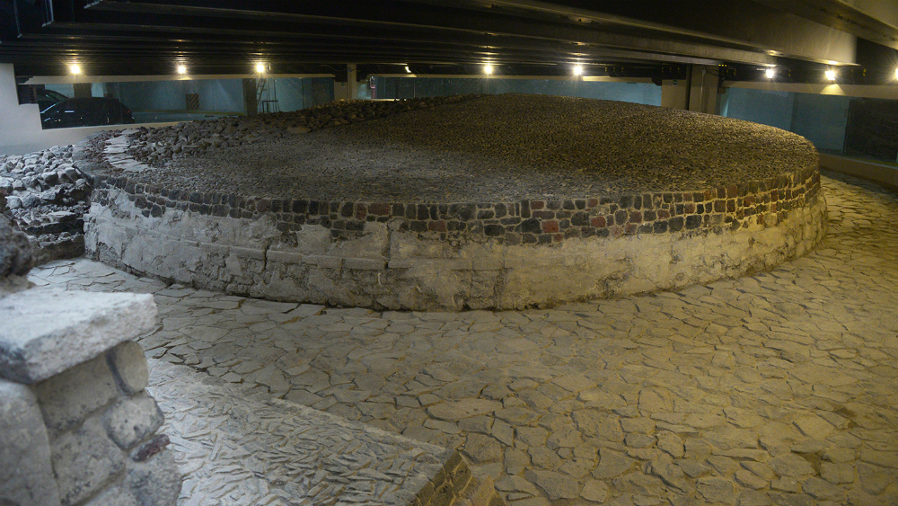 Ventana revela templo oculto prehispánico bajo estacionamiento en la CDMX