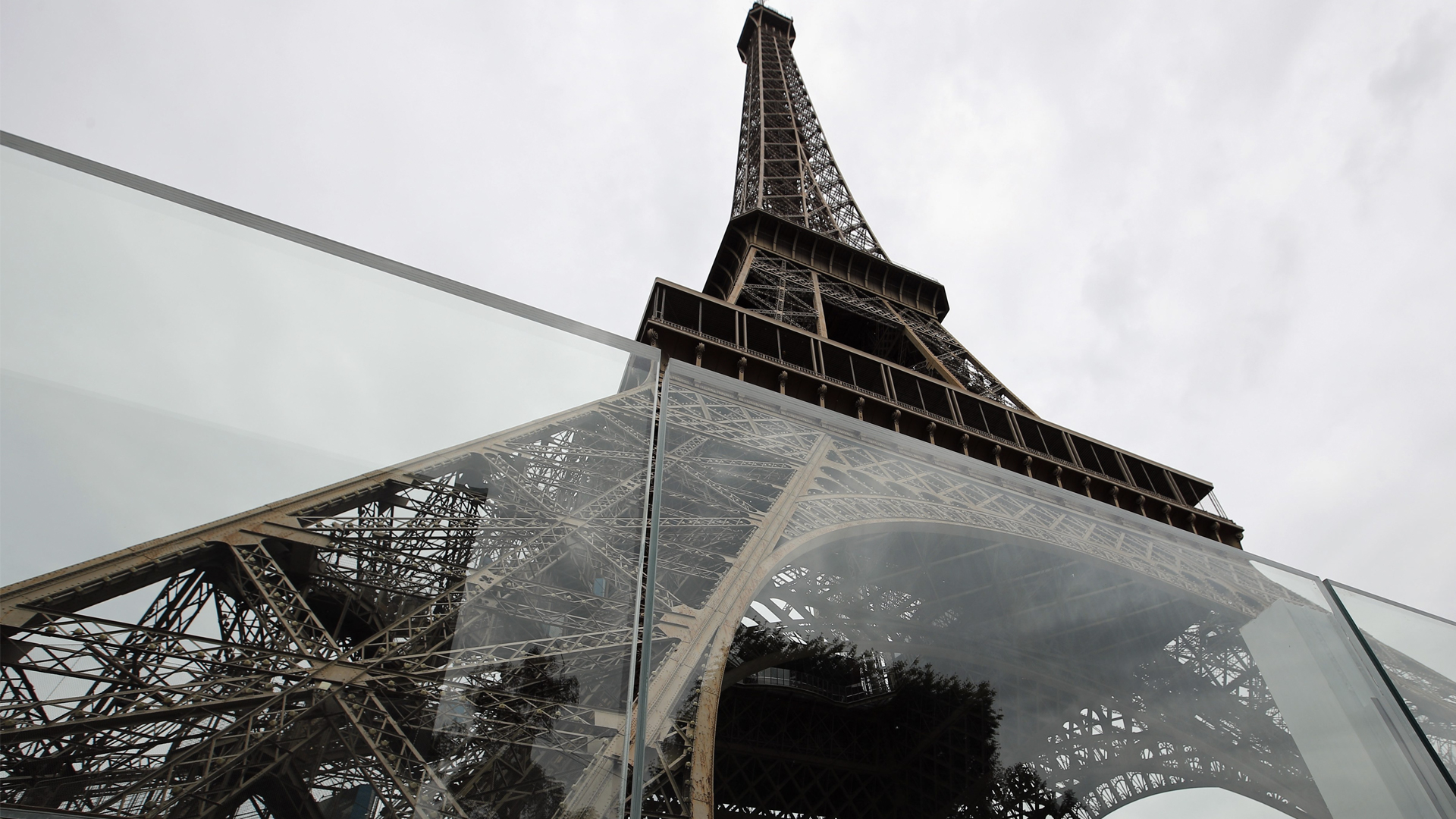 Colocan cristales a prueba de balas en la Torre Eiffel