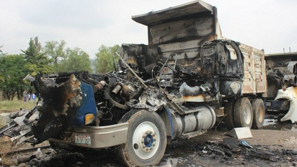 Comando incendia tractocamiones en Hidalgo; hay seis heridos - tractocamion-quemado-tula